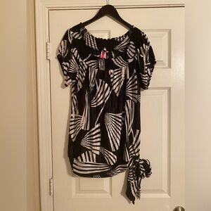 🐠 Women’s Black/White Blouse/Top. Satin. Ties on Side. Short Sleeve. 2X. Plus.